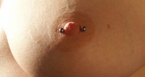 Brustwarzenpiercing